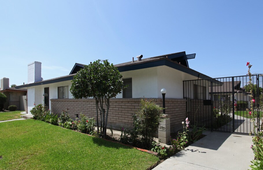 2127 E Almont Ave, Anaheim, CA à vendre - Photo de l’immeuble – Image 3 sur 9