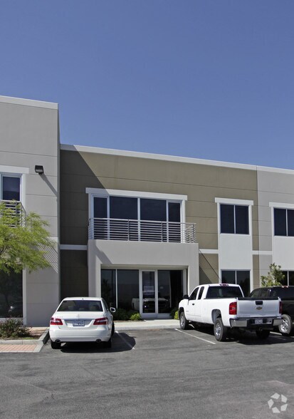 28338 Constellation Rd, Valencia, CA à louer - Photo principale – Image 1 sur 4
