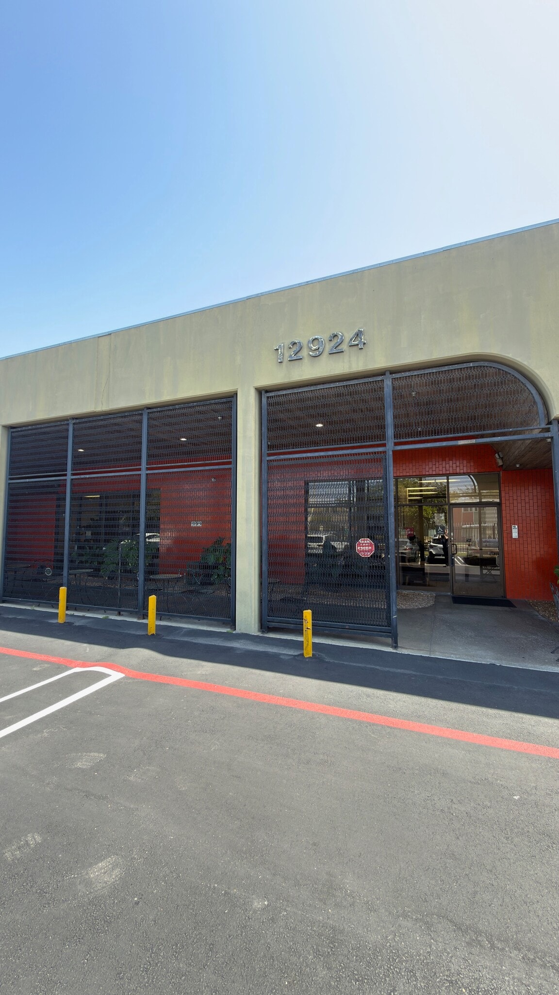 12882 Pierce St, Pacoima, CA à louer Photo de l’immeuble– Image 1 sur 8