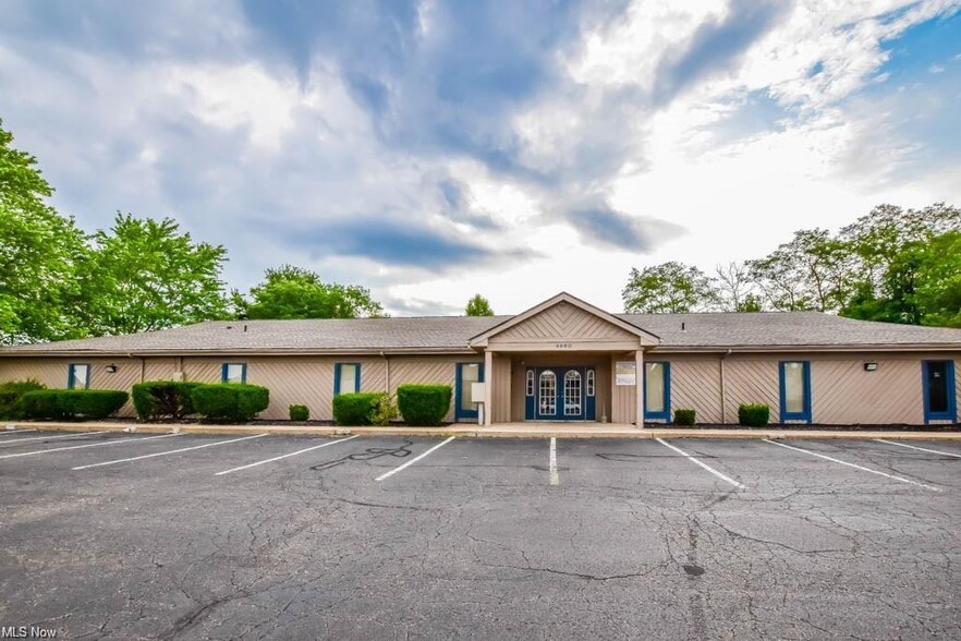 4960 Higbee Ave NW, Canton, OH à louer - Photo de l’immeuble – Image 1 sur 5