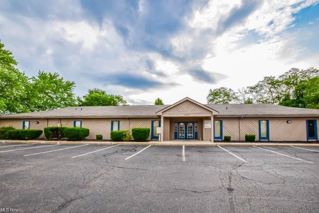 4960 Higbee Ave NW, Canton, OH à louer Photo de l’immeuble– Image 1 sur 6