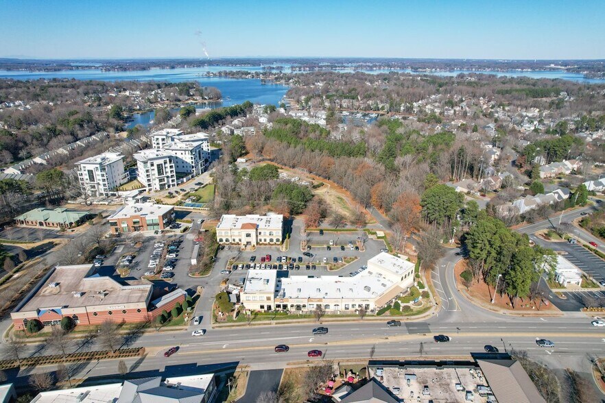 19905 W Catawba Ave, Cornelius, NC à louer - Photo de l’immeuble – Image 3 sur 7