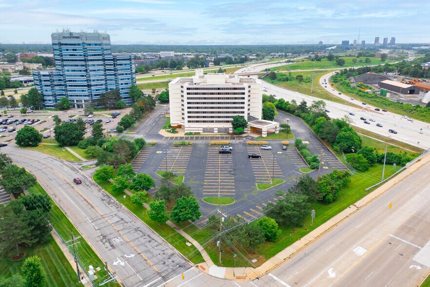 28100 Franklin Rd, Southfield, MI à vendre - Photo de l’immeuble – Image 3 sur 34