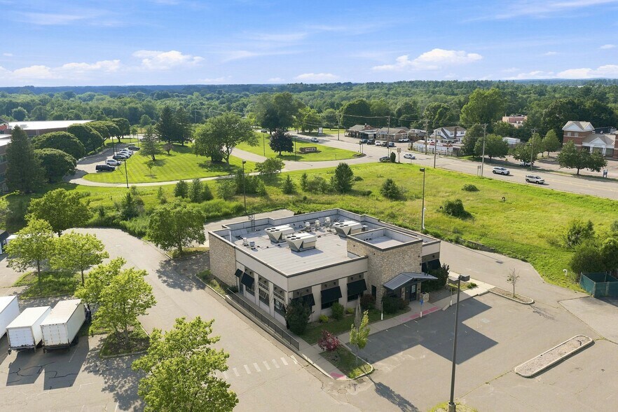 726 W Center St, West Bridgewater, MA à louer - Photo de l’immeuble – Image 3 sur 10