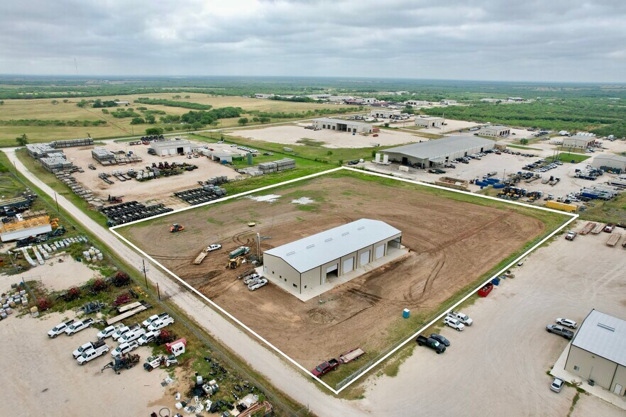 772 County Road 429, Pleasanton, TX à louer - Photo principale – Image 1 sur 6