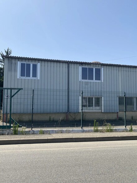 Local d’activités dans Saint-Genis-Laval à louer - Photo de l’immeuble – Image 2 sur 21