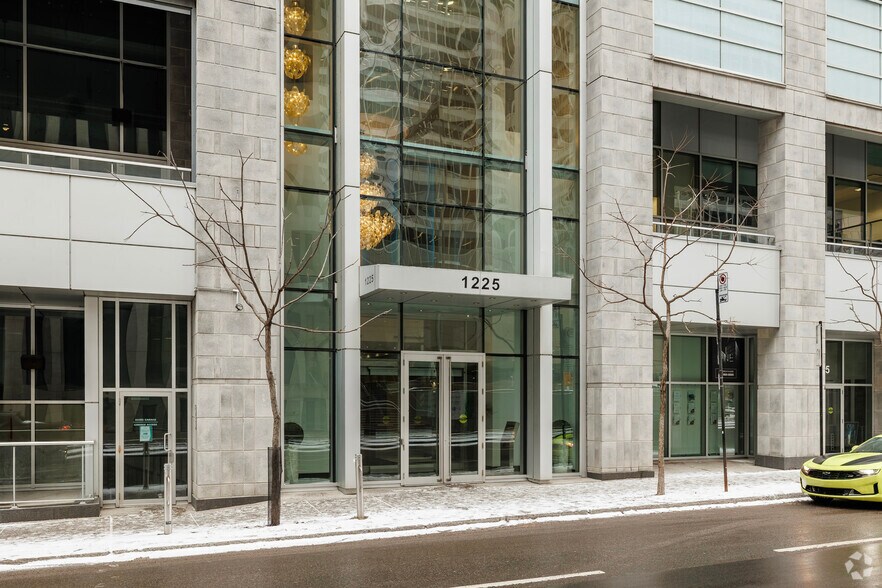 1207-1235 Boul Robert-Bourassa, Montréal, QC à vendre - Photo de l’immeuble – Image 3 sur 7