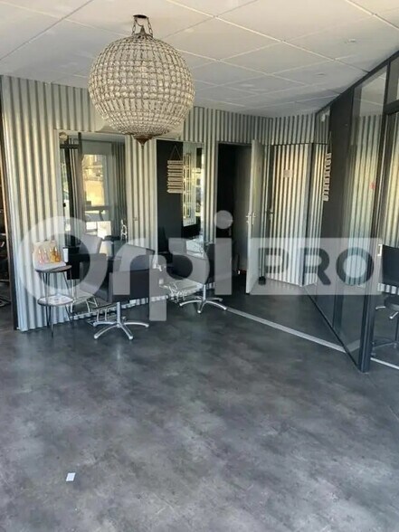 Local commercial dans Libourne à louer - Photo de l’immeuble – Image 1 sur 5