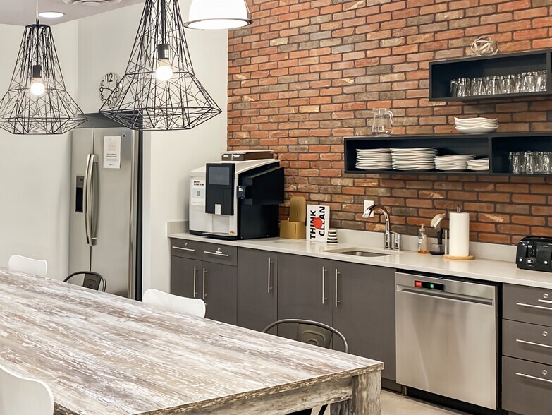 7535 E Hampden Ave, Denver, CO à louer - Photo intérieure – Image 2 sur 15