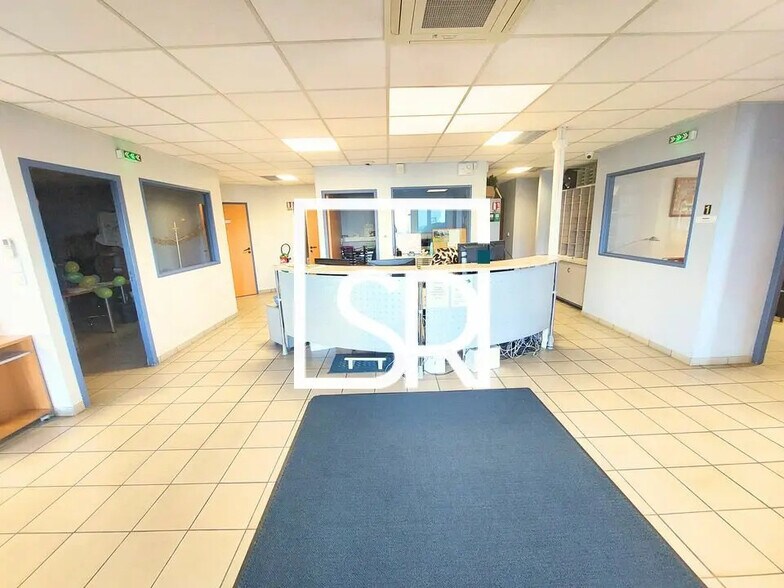 Bureau dans Clermont-Ferrand à louer - Hall d’entrée – Image 3 sur 12