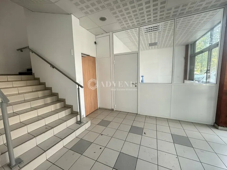 Local d’activités dans Le Bourget à louer - Photo de l’immeuble – Image 3 sur 7