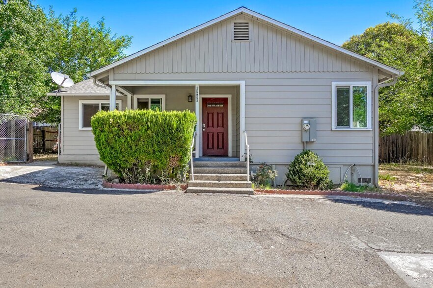 13240 US-101, Hopland, CA à vendre - Photo principale – Image 1 sur 74