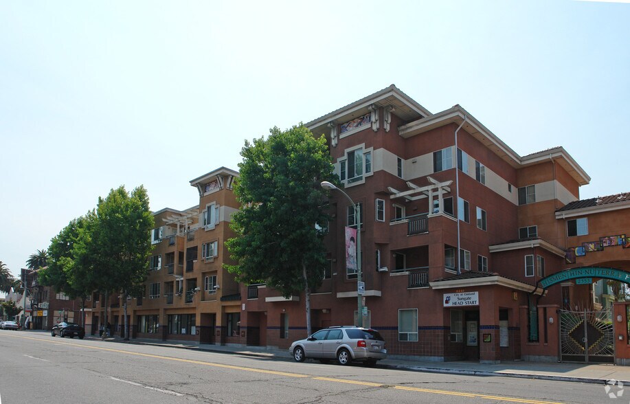 2555 International Blvd, Oakland, CA à louer - Photo de l’immeuble – Image 2 sur 6