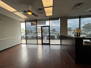 9025 N Sam Houston Pky E, Humble, TX à vendre Photo intérieure– Image 2 sur 3