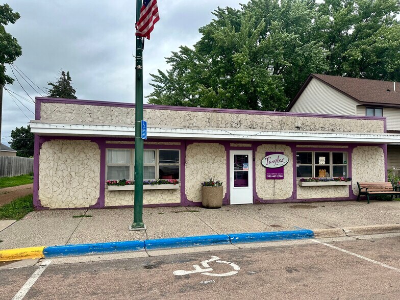 110 Main St E, Young America, MN à vendre - Photo de l’immeuble – Image 2 sur 9