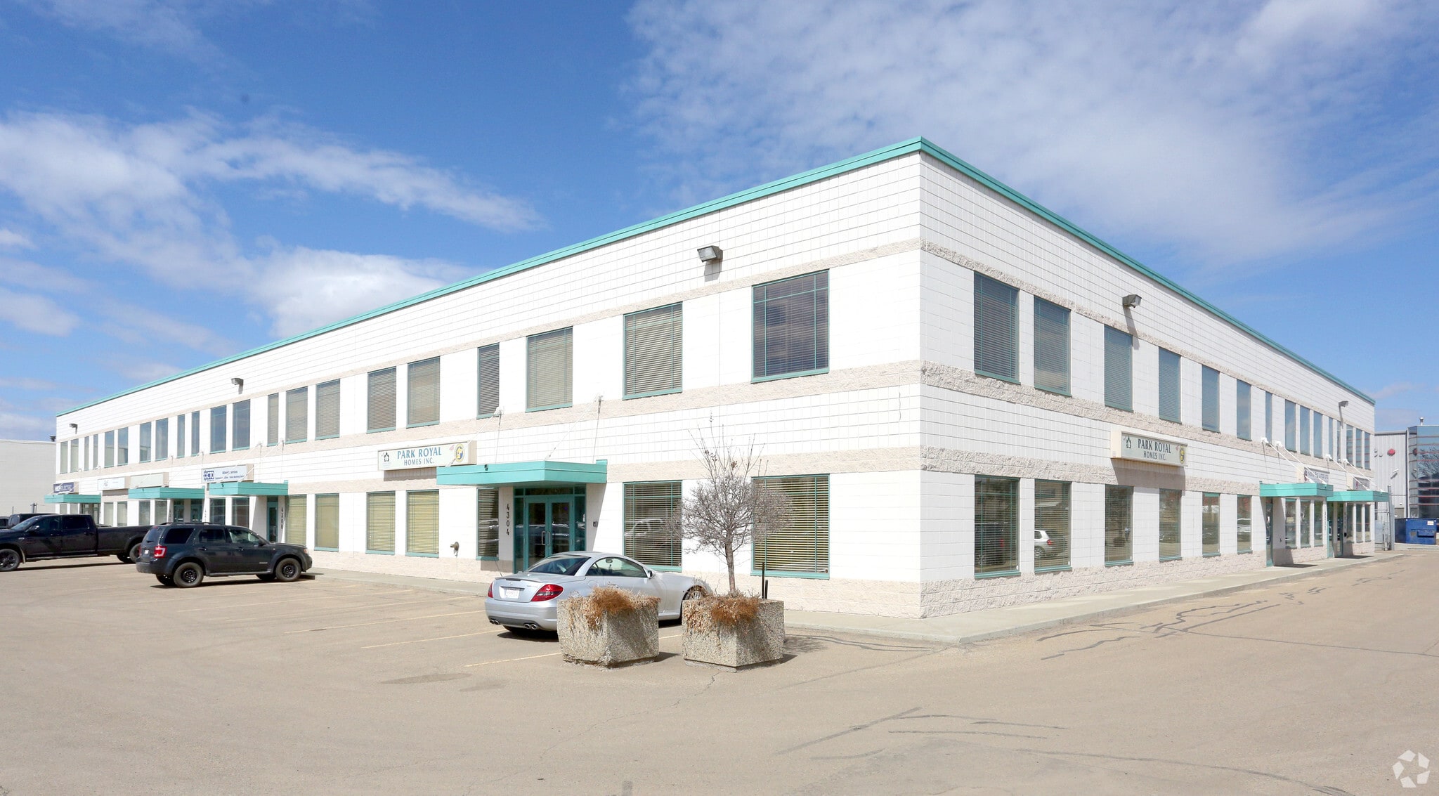 8216 43 St NW, Edmonton, AB à louer Photo principale– Image 1 sur 7
