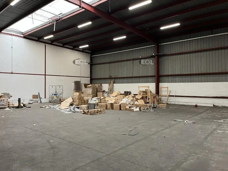 Local d’activités dans Villeneuve-la-Garenne à louer - Photo de l’immeuble – Image 2 sur 6