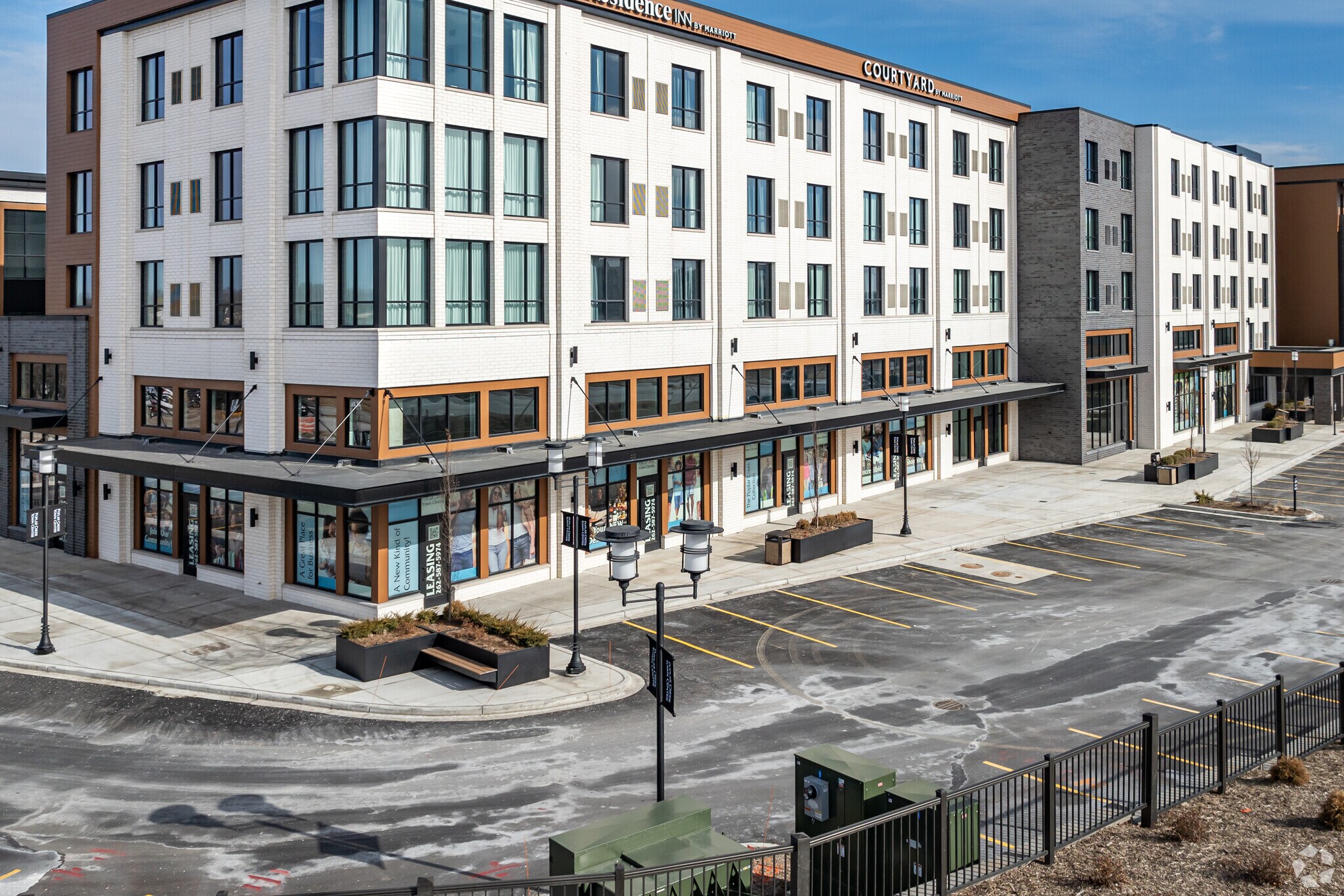 20400 W Bluemound Rd, Brookfield, WI à louer Photo principale– Image 1 sur 32