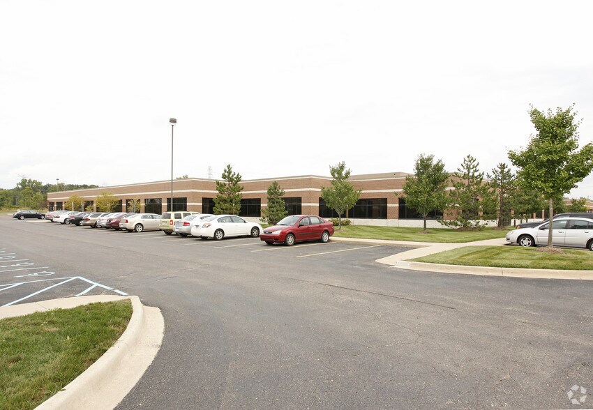 48443 Alpha Dr, Wixom, MI à vendre - Photo de l’immeuble – Image 2 sur 4