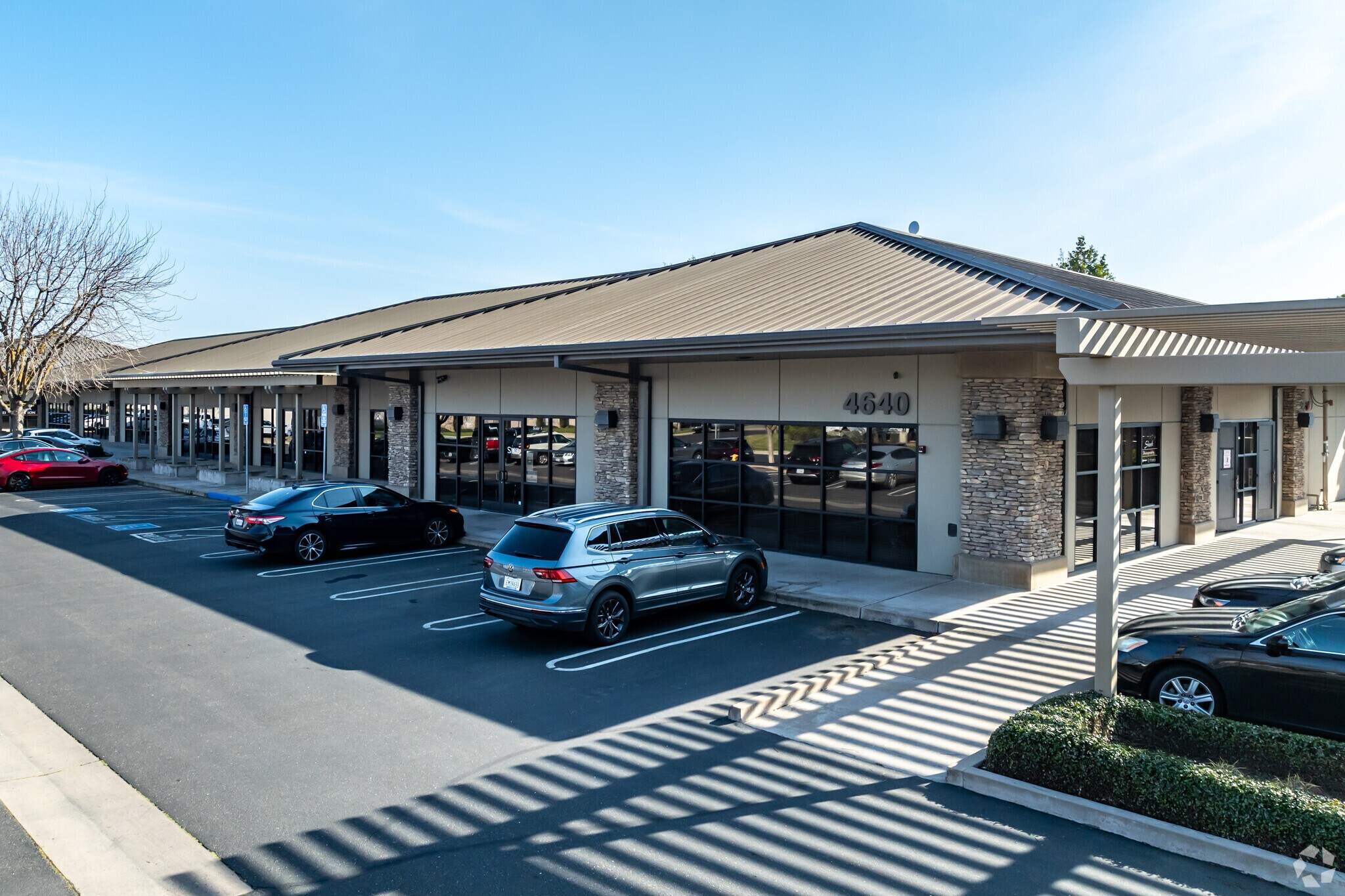 4640 Spyres Way, Modesto, CA à louer Photo principale– Image 1 sur 5