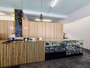 7718 104 St NW, Edmonton, AB à louer Photo intérieure– Image 2 sur 9