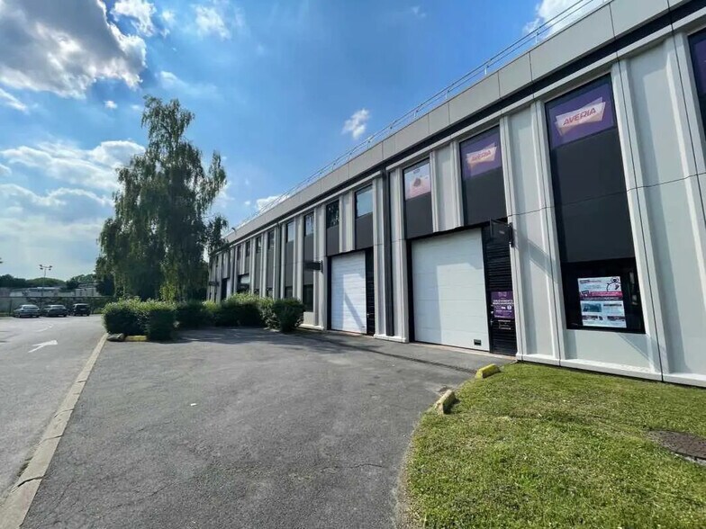 Local d’activités dans Lognes à louer - Photo de l’immeuble – Image 1 sur 13