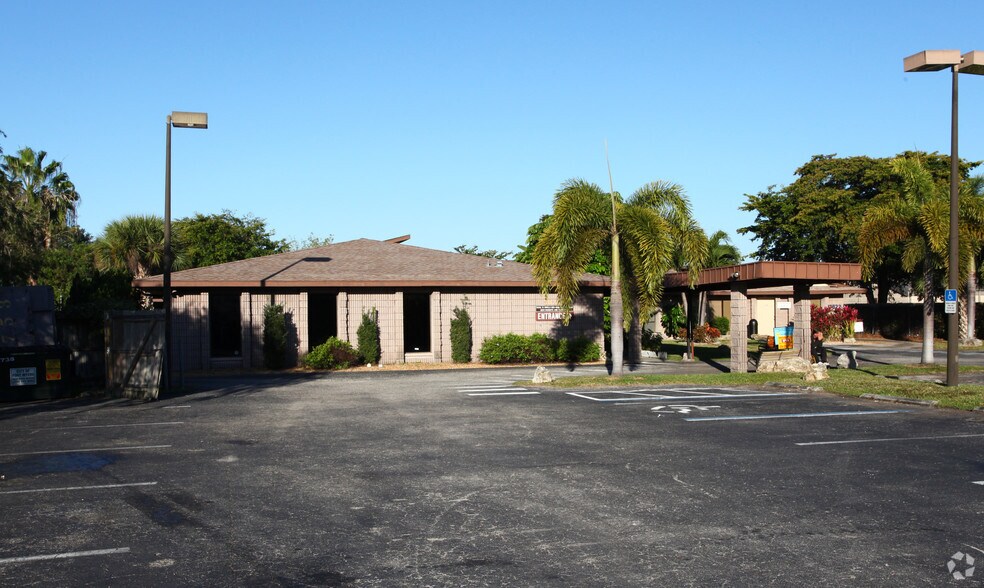 3822 Broadway Ave, Fort Myers, FL à louer - Photo de l’immeuble – Image 2 sur 16