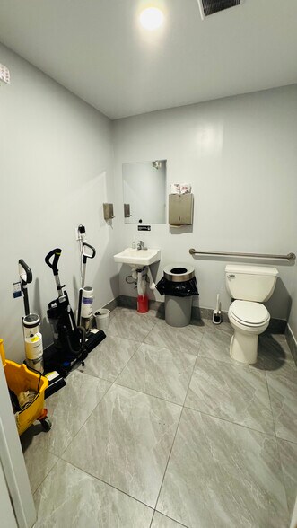 231 Jericho Tpke, New Hyde Park, NY à louer - Photo de l’immeuble – Image 3 sur 12