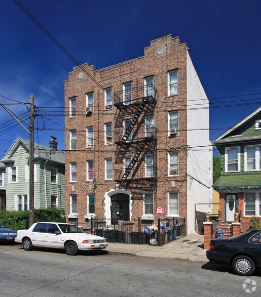 19 Hubbard Pl, Brooklyn, NY à vendre - Photo principale – Image 1 sur 7