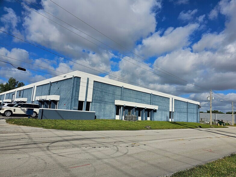 3277 SE 14th Ave, Fort Lauderdale, FL à louer - Photo de l’immeuble – Image 2 sur 42