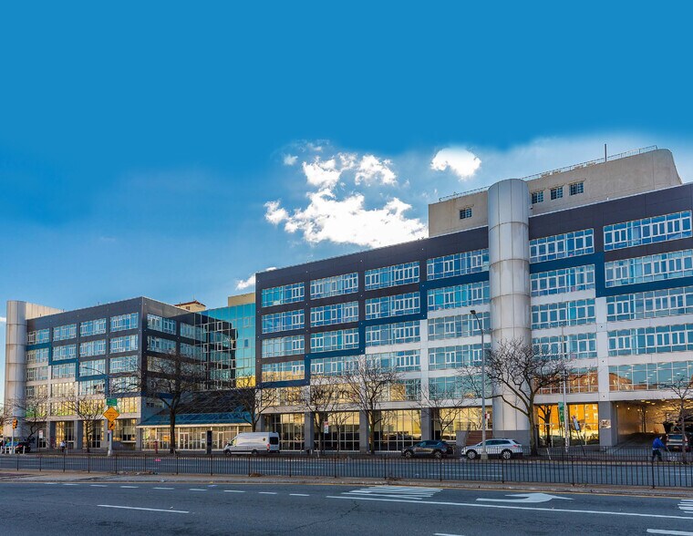 90-02 Queens Blvd, Elmhurst, NY à vendre - Photo de l’immeuble – Image 2 sur 11