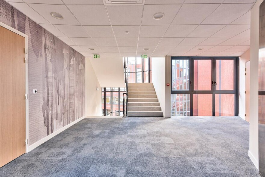 1 Rue James Joule, Guyancourt à louer - Hall d’entrée – Image 3 sur 12