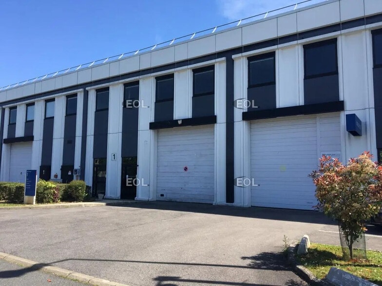 1 Rue Des Cévennes/2 Rue Du Gévaudan, Lisses à louer - Photo de l’immeuble – Image 1 sur 1
