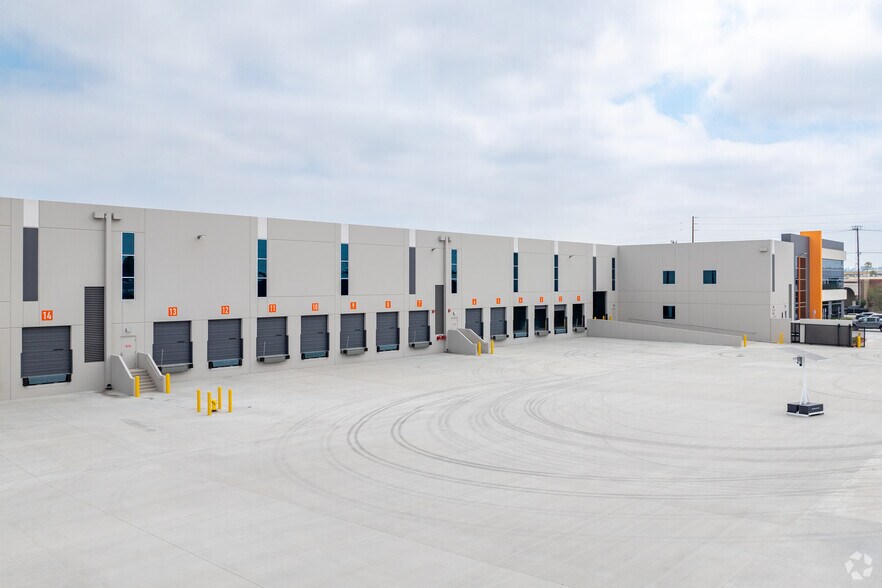 18001 S Figueroa St, Gardena, CA à louer - Photo de l’immeuble – Image 3 sur 13