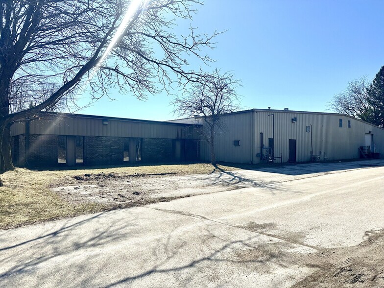 525 Norton Dr, Hartland, WI à vendre - Photo de l’immeuble – Image 2 sur 7
