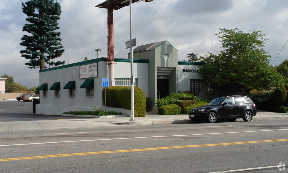12849 Magnolia Blvd, Van Nuys, CA à vendre - Photo de l’immeuble – Image 3 sur 6