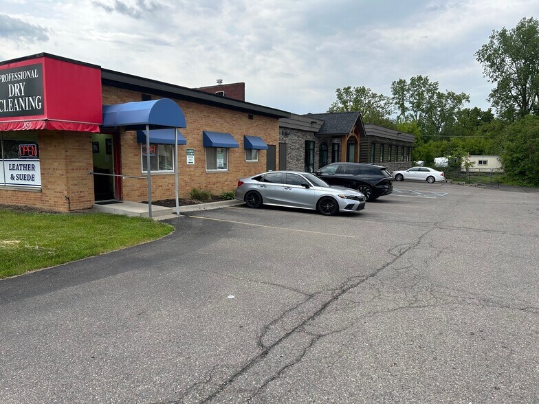 1150 Ann Arbor Rd, Plymouth, MI à vendre - Photo de l’immeuble – Image 1 sur 6
