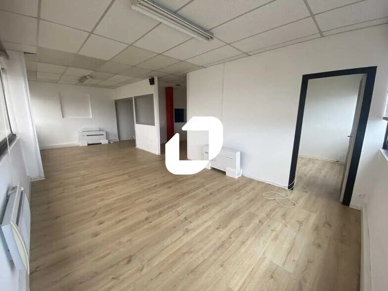 Local d’activités dans Blanquefort à louer - Photo de l’immeuble – Image 2 sur 27