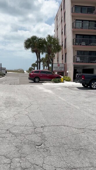 5050 Gulf Blvd, Saint Petersburg, FL à louer - Vidéo sur l’annonce professionnelle – Image 2 sur 32