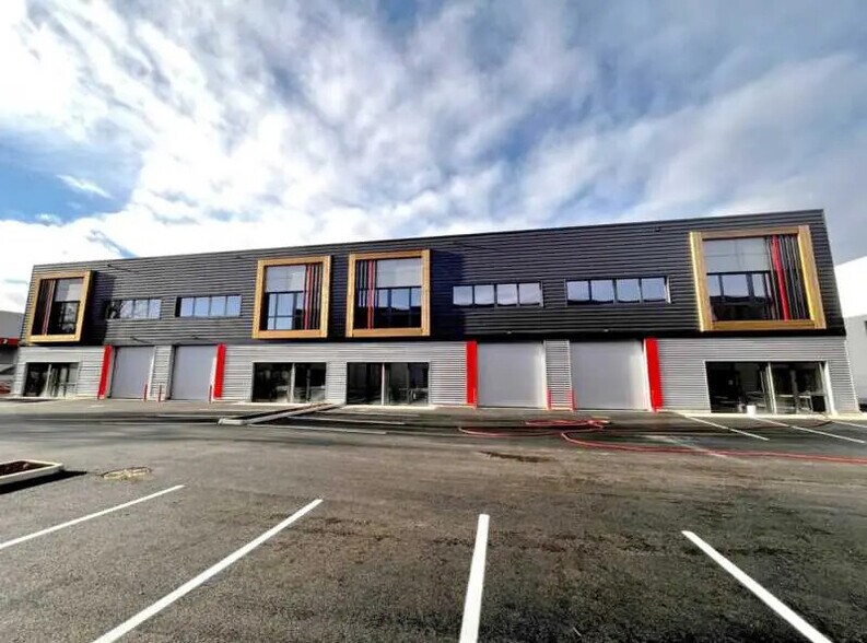 10-14 Rue De Bretagne, Saint-Quentin-Fallavier à louer - Photo de l’immeuble – Image 1 sur 15