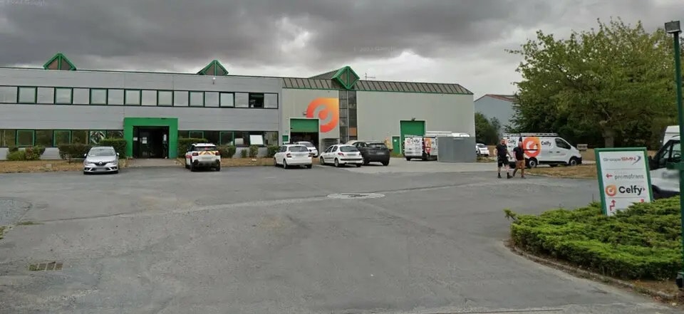 Local d’activités dans Cormelles-le-Royal à louer - Photo de l’immeuble – Image 1 sur 1