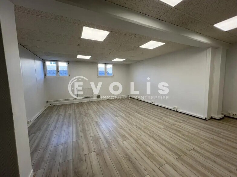 Local d’activités dans Neuilly-sur-Marne à louer - Photo de l’immeuble – Image 3 sur 7