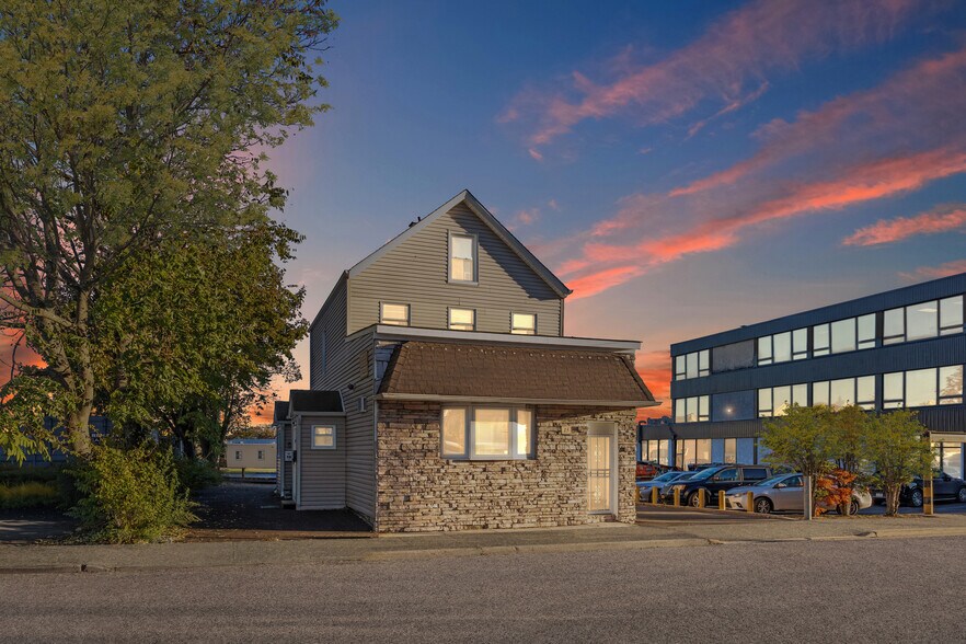 15 E Carl St, Hicksville, NY à vendre - Photo principale – Image 1 sur 7
