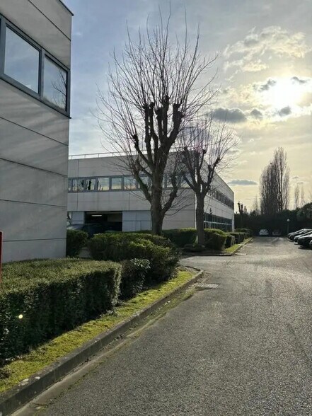 Local d’activités dans Roissy-en-France à louer - Photo de l’immeuble – Image 1 sur 5