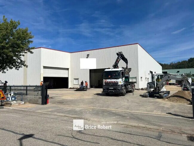 Plus de détails pour Local d'activités à louer