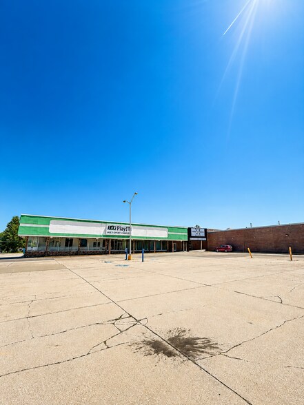 1700 S Center St, Marshalltown, IA à louer - Photo de l’immeuble – Image 3 sur 3