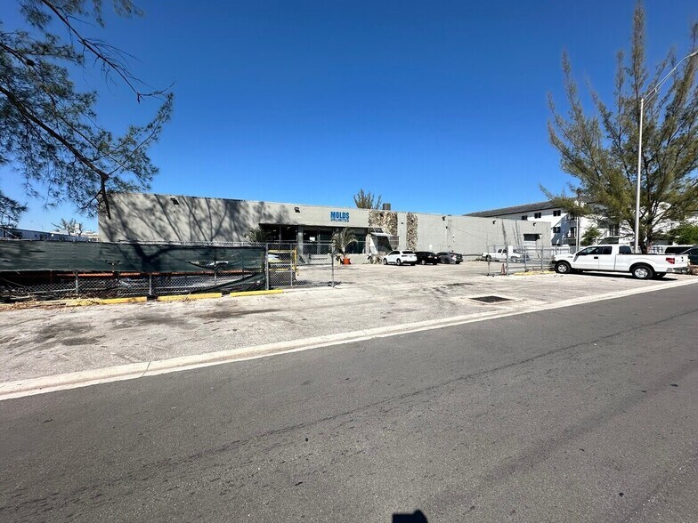 7620 W 2nd Ct, Hialeah, FL à vendre - Photo de l’immeuble – Image 1 sur 9
