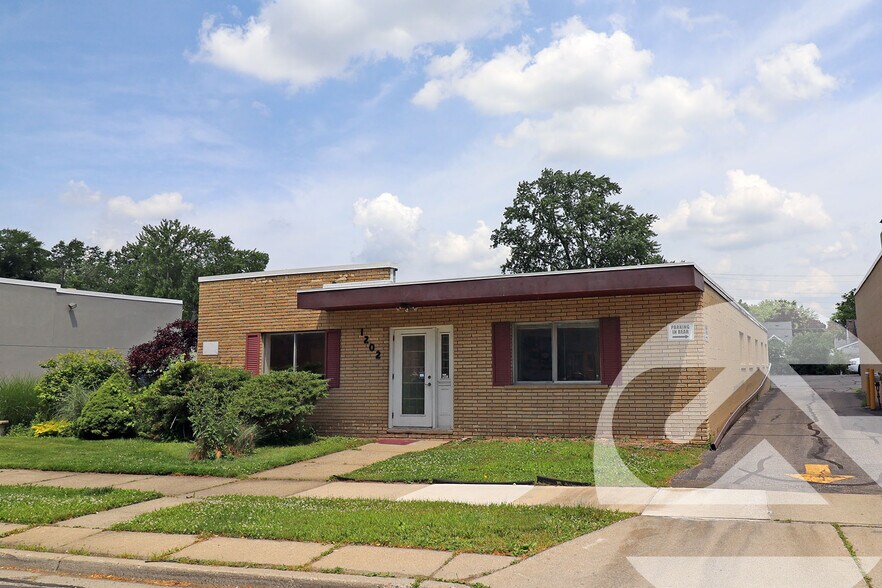1202 Catalpa Dr, Royal Oak, MI à louer - Photo de l’immeuble – Image 1 sur 5
