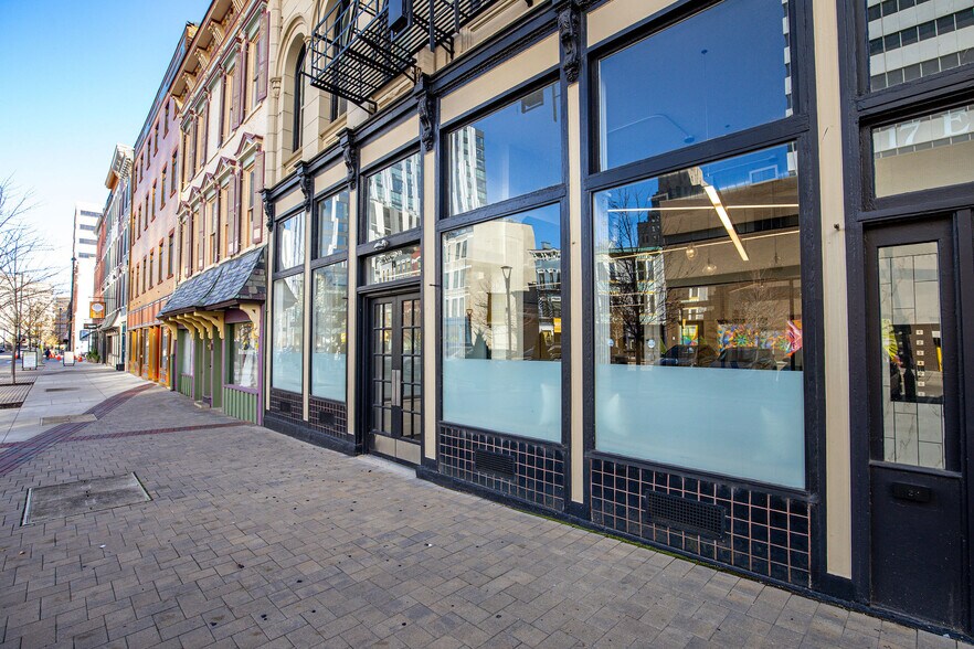 17-19 E Court St, Cincinnati, OH à louer - Photo de l’immeuble – Image 2 sur 21