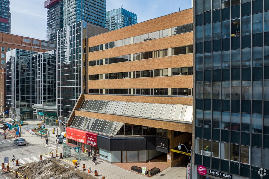 110 Eglinton Ave E, Toronto, ON à louer - Photo de l’immeuble – Image 2 sur 3